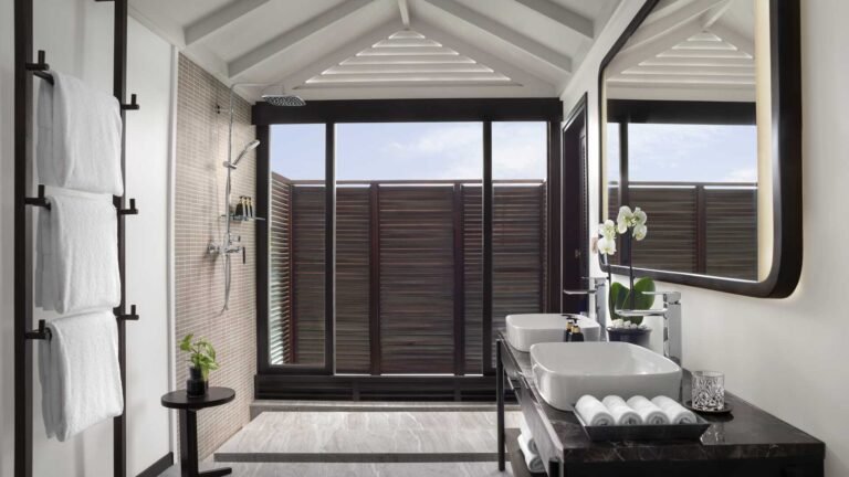 Anantara-Veli---Over-Water-Villa---Bathroom