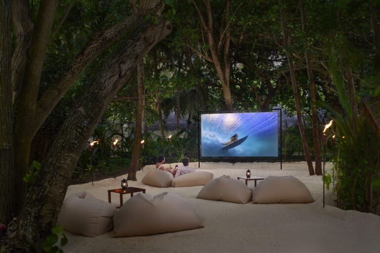 Anantara_Veli_Maldives_Resort_Cinema_Under_The_Stars