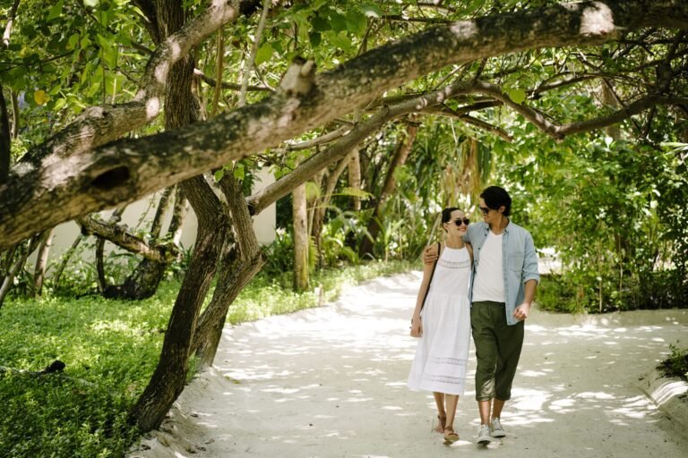 Anantara_Veli_Maldives_Resort_Property_Amenity_Garden_Couple