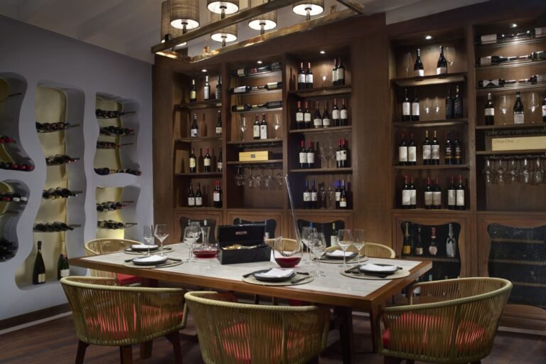 Anantara_Veli_Maldives_Resort_Restaurant_Wine_Seller