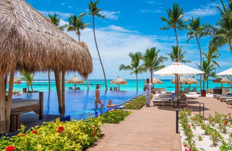 Emerald-Maldives---Service-at-the-Main-Pool