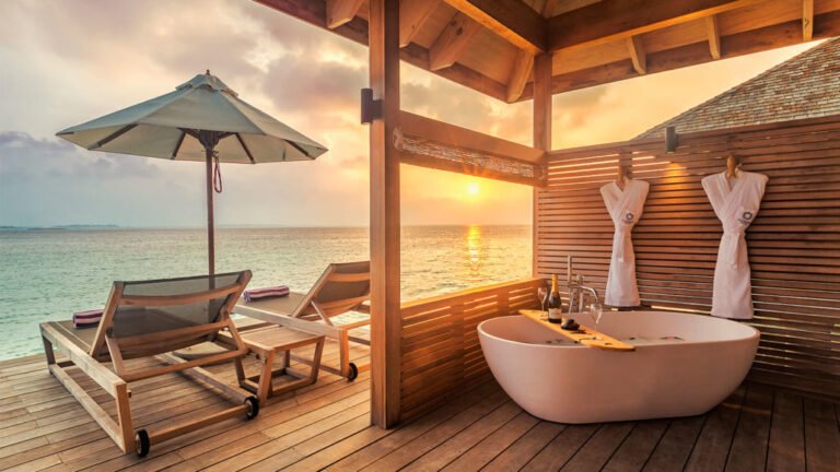 Hurawalhi-Romantic-Ocean-Villa-Bathtub