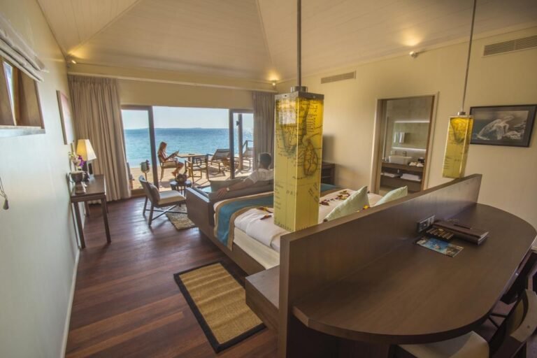 Hurawalhi-Romantic-Ocean-Villa-Interior