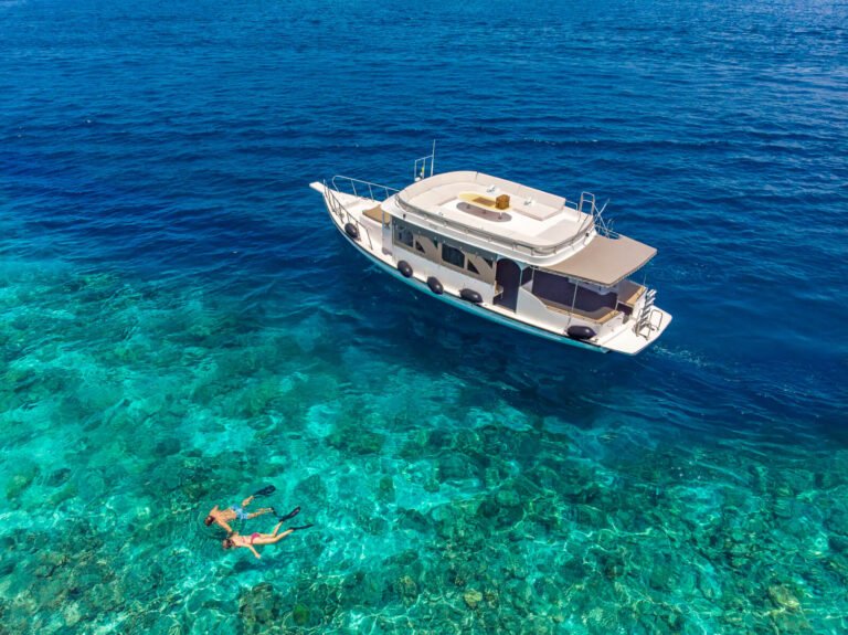 Hurawalhi-Snorkeling-Couple