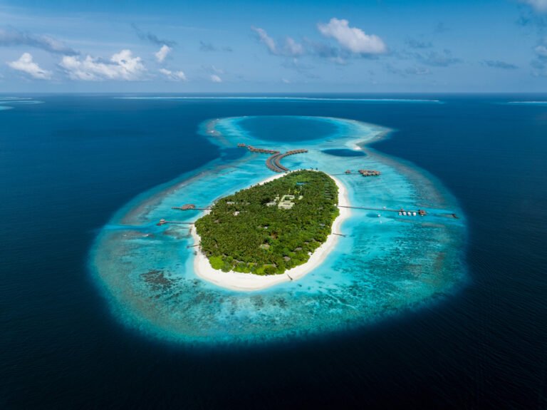 Vakkaru-Maldives---Island-Overview