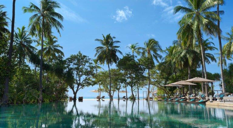 Vakkaru-Maldives-Pool