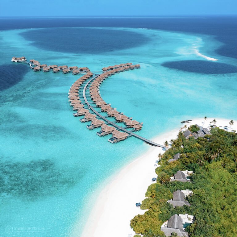 Vakkaru-Maldives_Beach_and_Over-Water-Villas-aerial