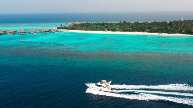 Vakkaru-Maldives_Luxury-Yacht