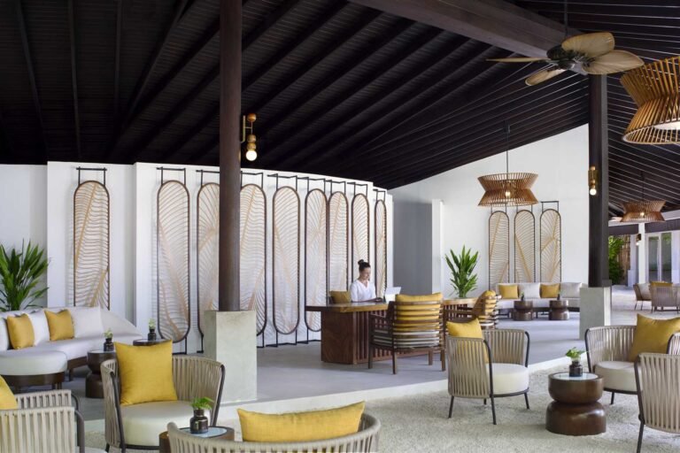 anantara_veli_maldives_resort_reception_with_model_optimized