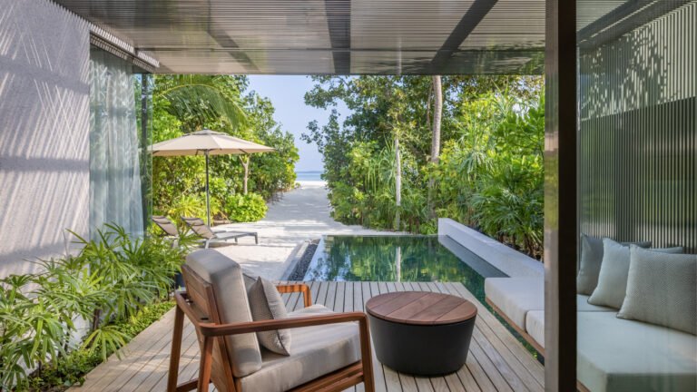 Alila-Kothaifaru-Maldives---Beach-Villa---Pool-Deck (1)