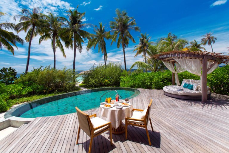 Milaidhoo-Island-Breakfast-in-the-Villa