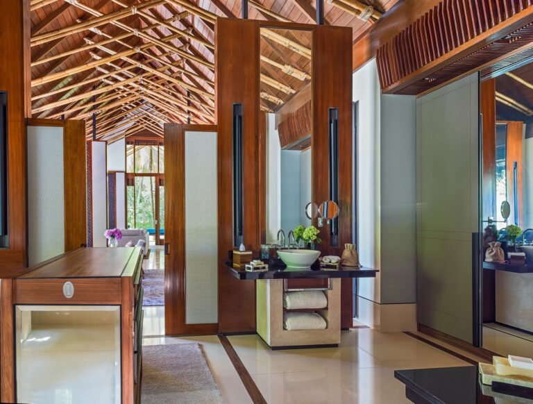 One&Only_ReethiRah_Accommodation_GrandBeachVilla_Bathroom-VanityArea-1