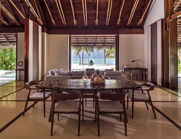 One&Only_ReethiRah_Accommodation_GrandBeachVilla_DiningArea
