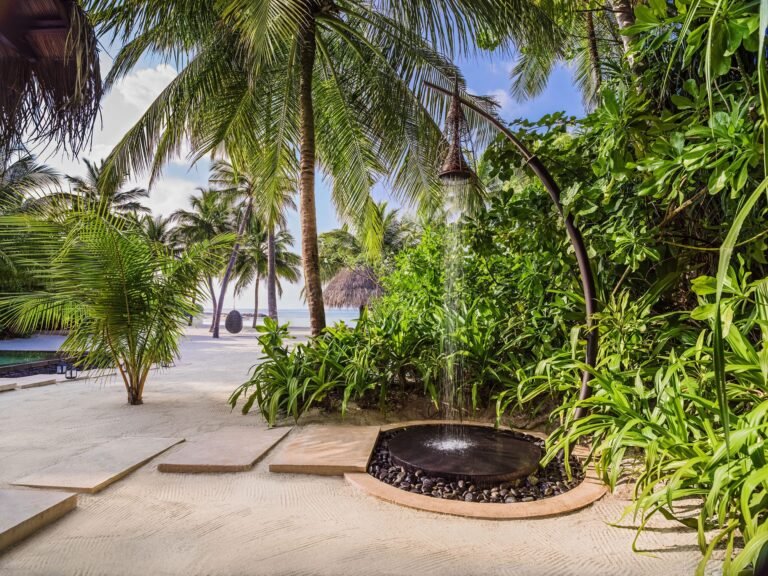 One&Only_ReethiRah_Accommodation_GrandBeachVilla_OutdoorShower