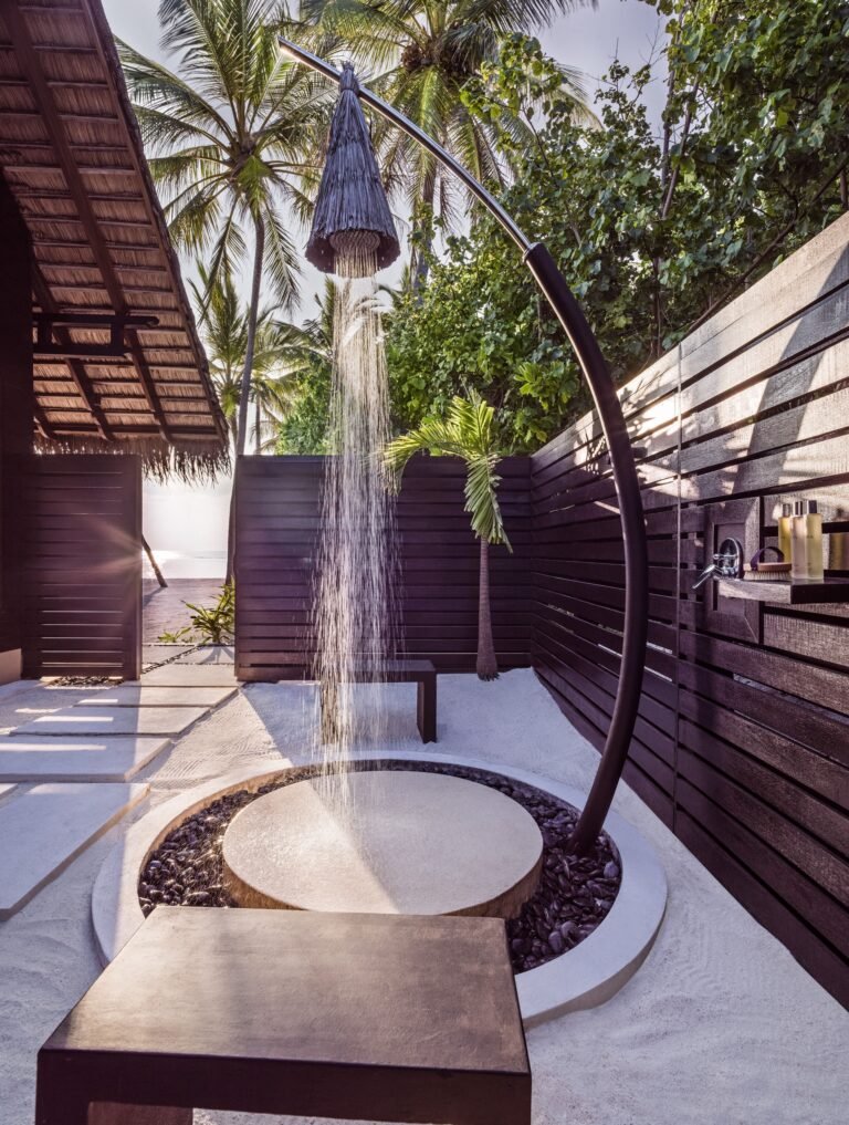 One&Only_ReethiRah_Accommodation_GrandResidence_OutdoorShower