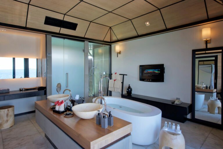 deluxe-water-villa-bathroom