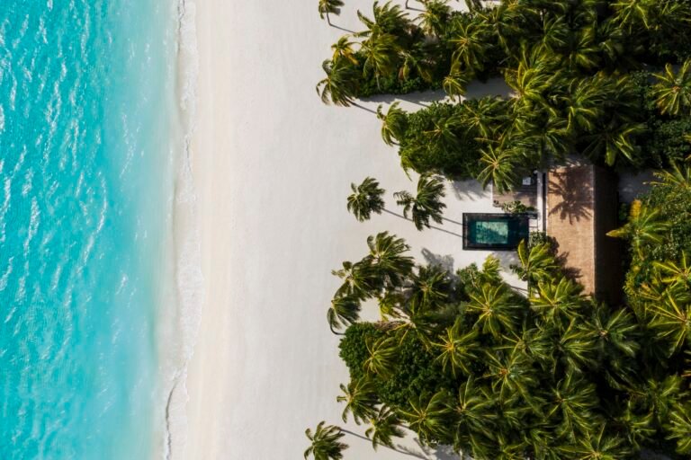 oneandonly_drone_beachvillawithpool